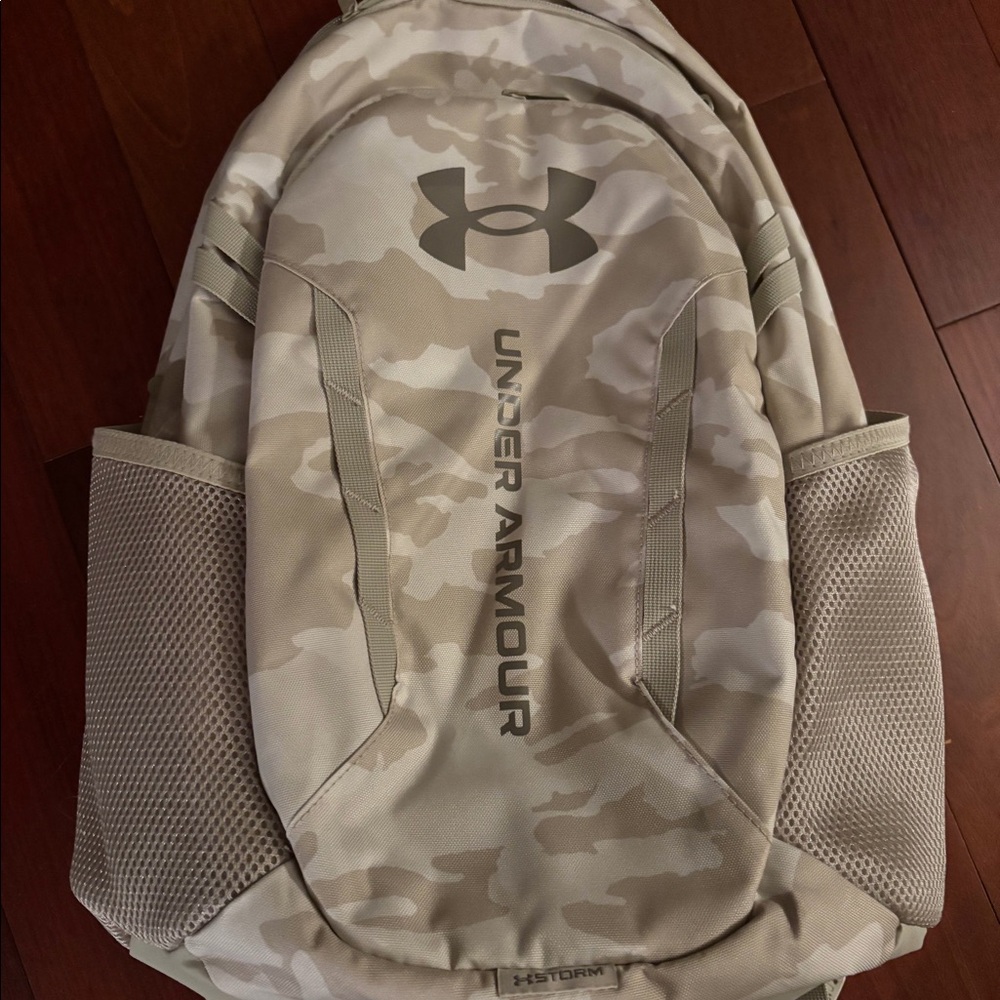 Under Armour Hustle 6.0 Backpack. New w/o tags.